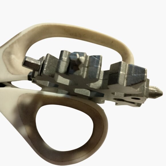 Metal Snowflake Multi Tool Keychain With 18 In1 Functions - Picture 10 of 11